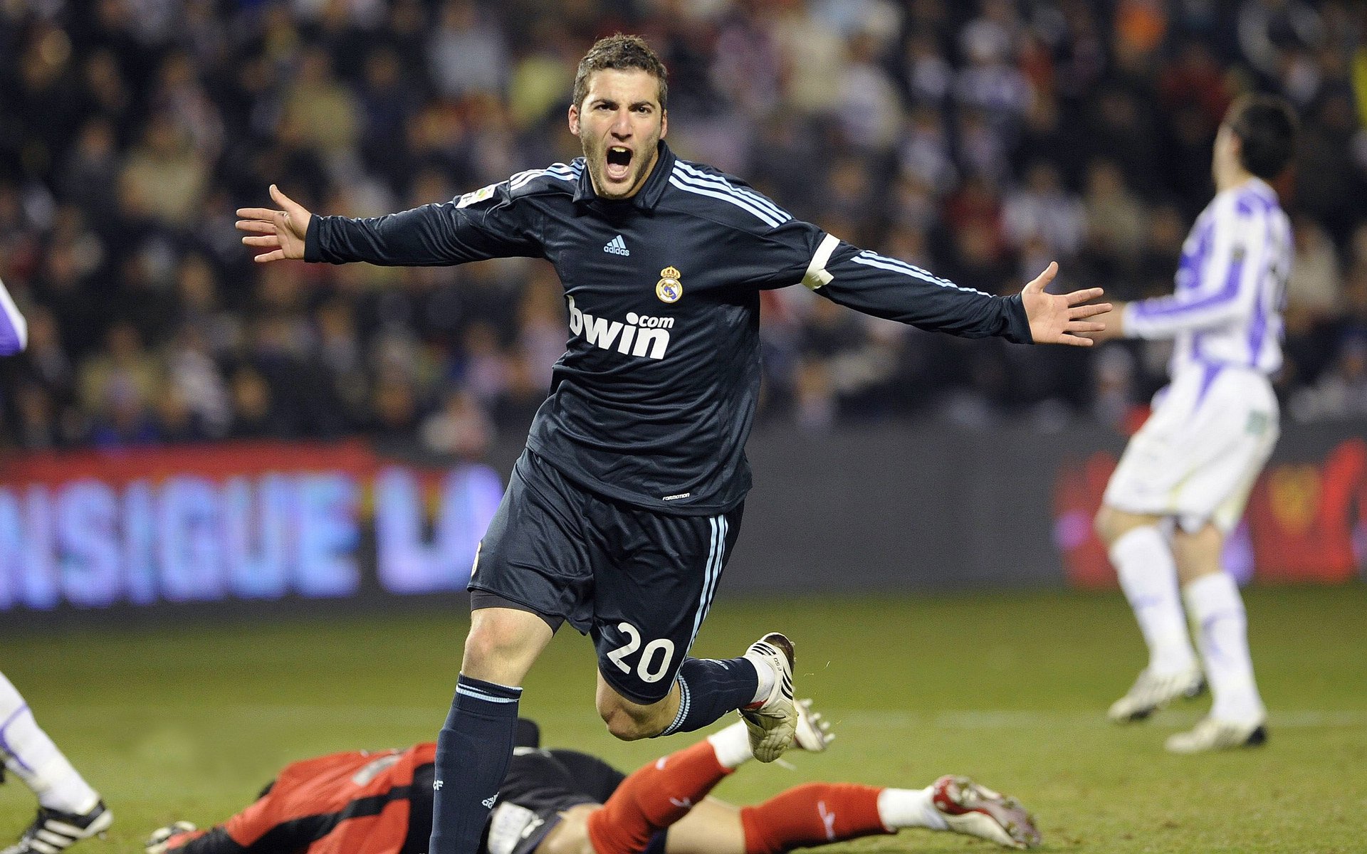 巴黎完胜巴西，当战术纪律点燃绿茵，凯恩用一剑封喉写就传奇